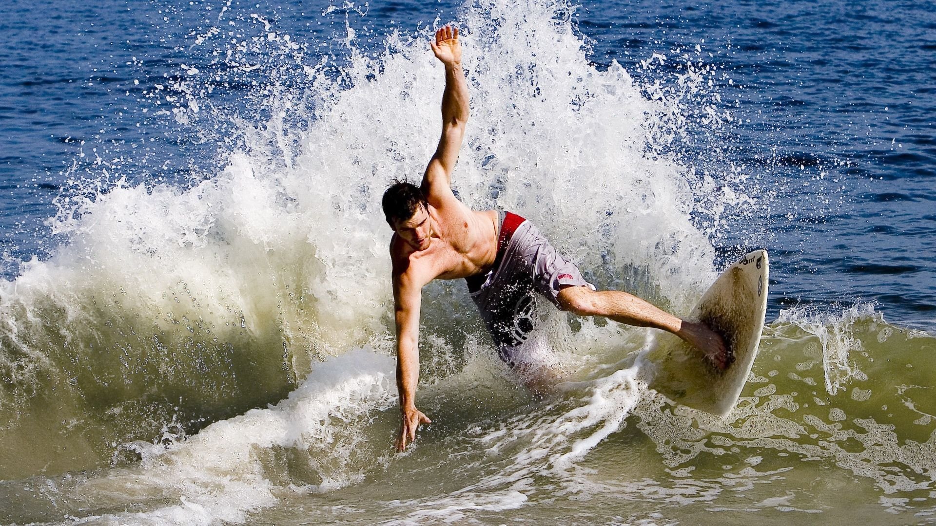 沙特巅峰对决，当莱奥在F1街道赛接管比赛，爱尔兰为何饮恨？